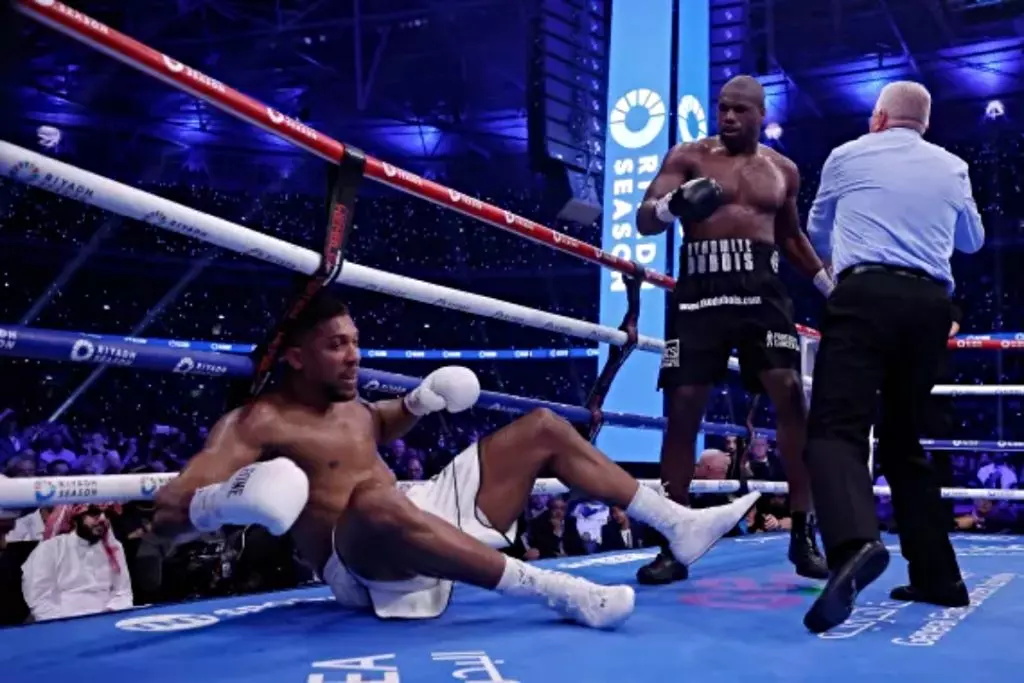 Anthony-Joshua-knocked-down-by-Daniel-Dubois-1024x683.jpg_看图王.jpg